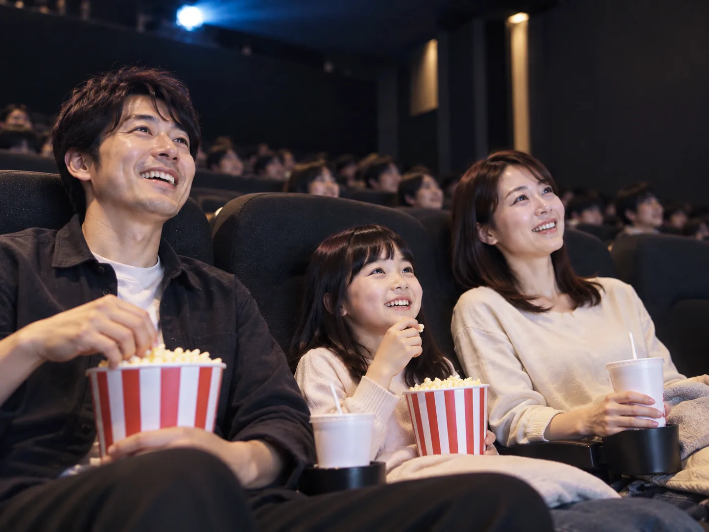 優待サービスを利用して映画を楽しむ家族